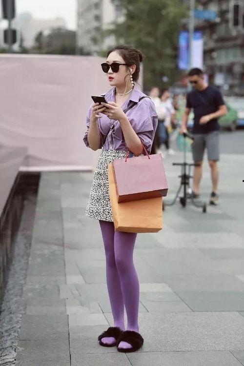 紫色丝袜街拍视频